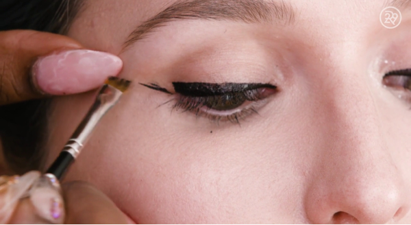 5 Tren Pakai Eyeliner untuk Liburan Akhir Tahun
