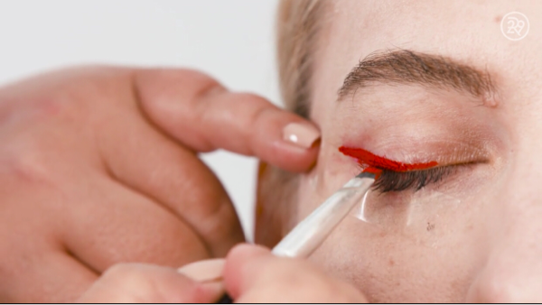 5 Tren Pakai Eyeliner untuk Liburan Akhir Tahun