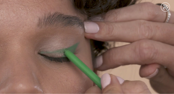 5 Tren Pakai Eyeliner untuk Liburan Akhir Tahun