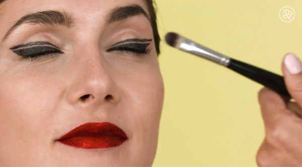 5 Tren Pakai Eyeliner untuk Liburan Akhir Tahun
