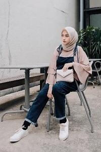Tampilan Cantik Hijab Overall Bikin Kamu Makin Stylish Sis!