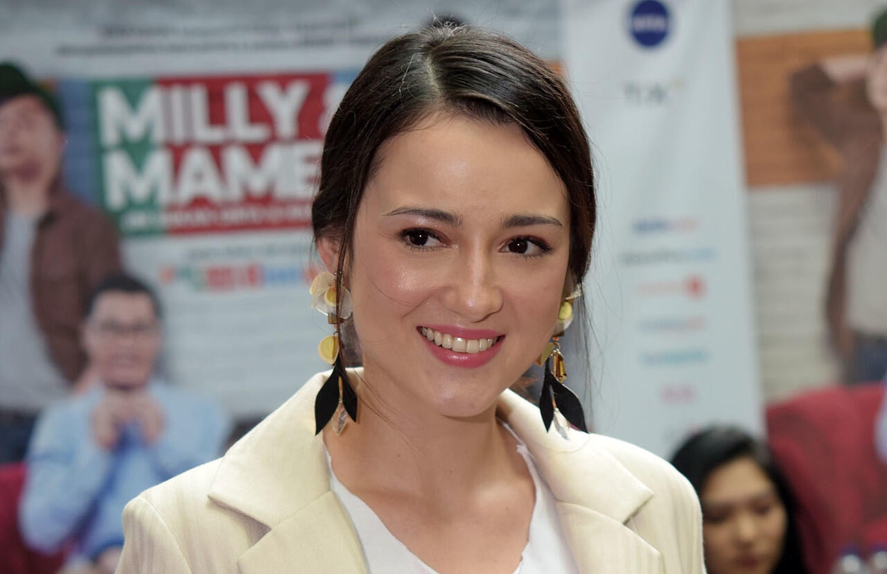 Julie Estelle Senyumannya Manis Sekali