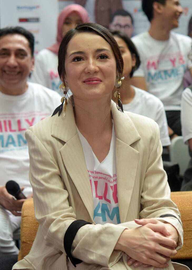 Julie Estelle Senyumannya Manis Sekali
