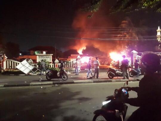 Ini Kronologis Lengkap Insiden Pembakaran Polsek Ciracas Tadi Malam