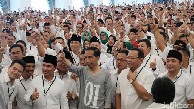Jokowi ke Relawan: Jangan Senang Dulu Menang 20% di Survei