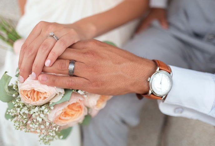 4 Kesalahan Mengelola Uang yang Sering Dilakukan Pengantin Baru