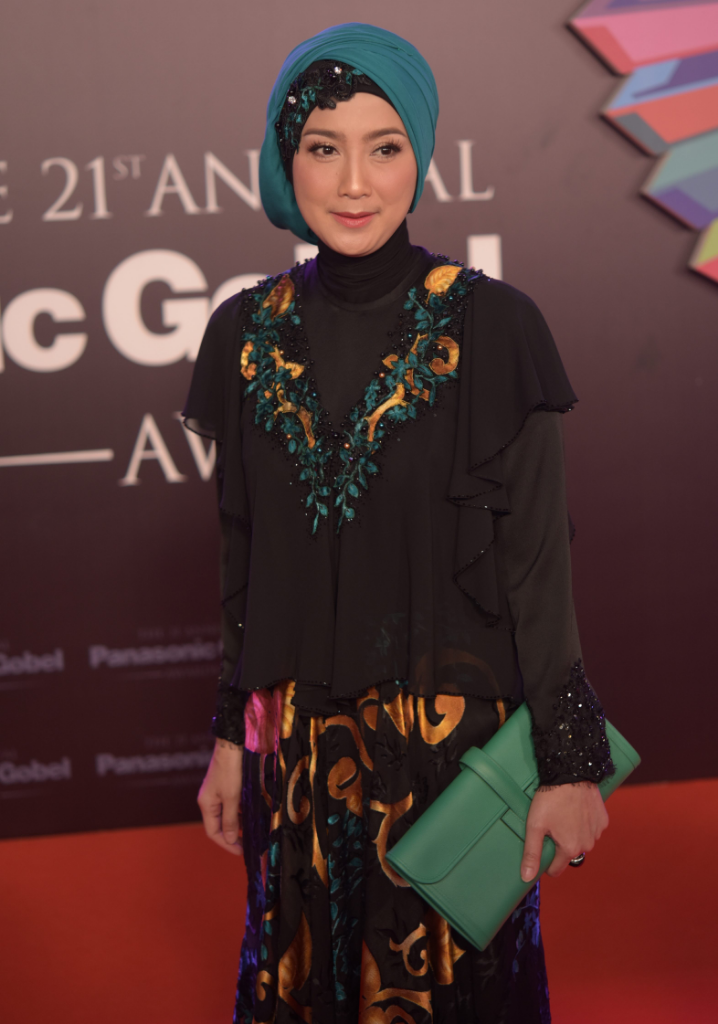 Desy Ratnasari eksis di dunia entertainment | KASKUS