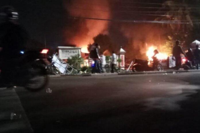 Mapolsek Ciracas Dibakar Oleh Sekelompok Orang Tak Dikenal