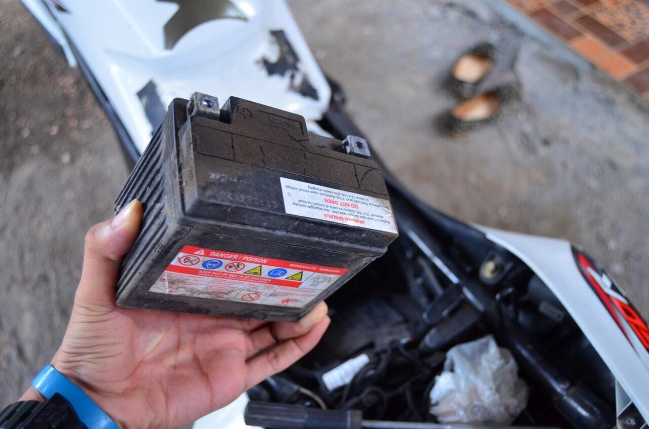 Udah pada Paham Gejala Aki Motor Mulai Soak