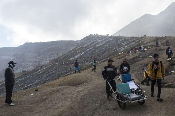 Memburu Rezeki Melalui 'Taksi' Ijen