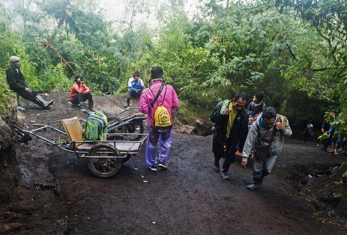 Memburu Rezeki Melalui 'Taksi' Ijen
