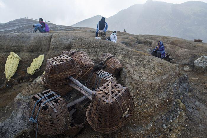 Memburu Rezeki Melalui 'Taksi' Ijen