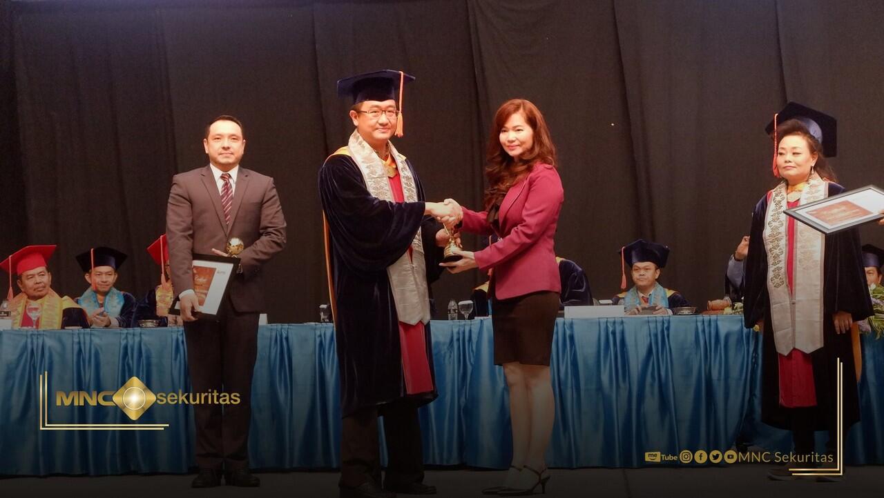 Salah Satu Petinggi MNC Sekuritas Menerima Penghargaan BINUS Alumni Award 2018