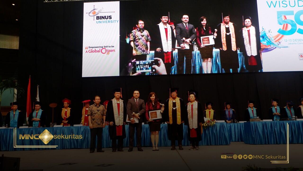 Salah Satu Petinggi MNC Sekuritas Menerima Penghargaan BINUS Alumni Award 2018