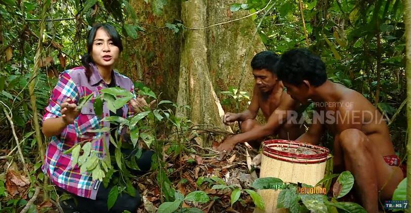 FINDA ANDRIAN - Host Cantik Yang Mampu Bersahabat Dengan Alam