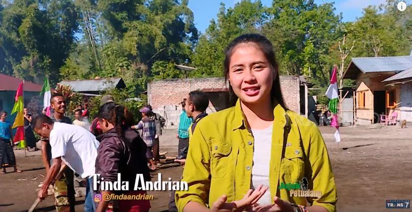 FINDA ANDRIAN - Host Cantik Yang Mampu Bersahabat Dengan Alam