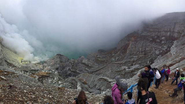 Memburu Rezeki Melalui 'Taksi' Ijen