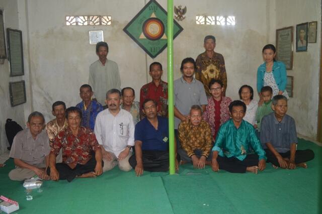 Terdiskriminasi, Perempuan Sapto Darmo Terpaksa Berkerudung