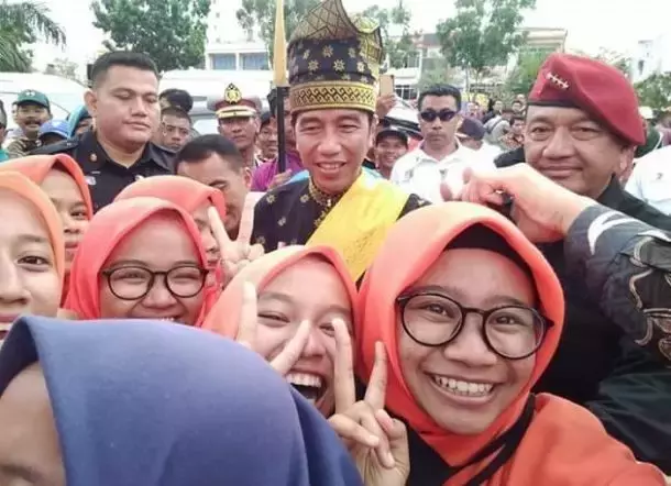 Pelajar di Riau Acungkan Dua Jari, Begini Ekspresi Presiden Jokowi