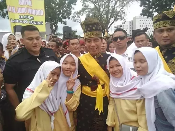 Pelajar di Riau Acungkan Dua Jari, Begini Ekspresi Presiden Jokowi
