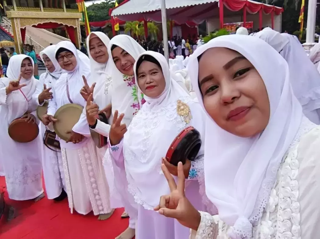 Pelajar di Riau Acungkan Dua Jari, Begini Ekspresi Presiden Jokowi