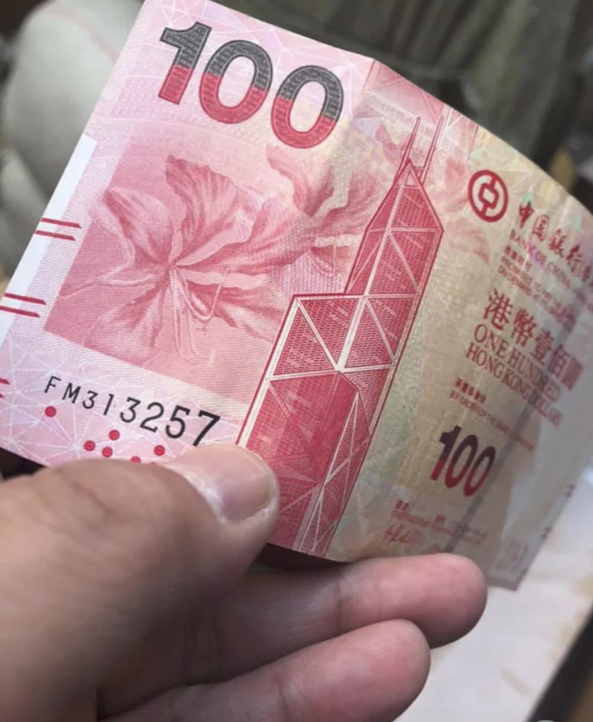 Hujan Uang Pecahan 100 Dollar Yang Menggegerkan Warga Hong Kong!