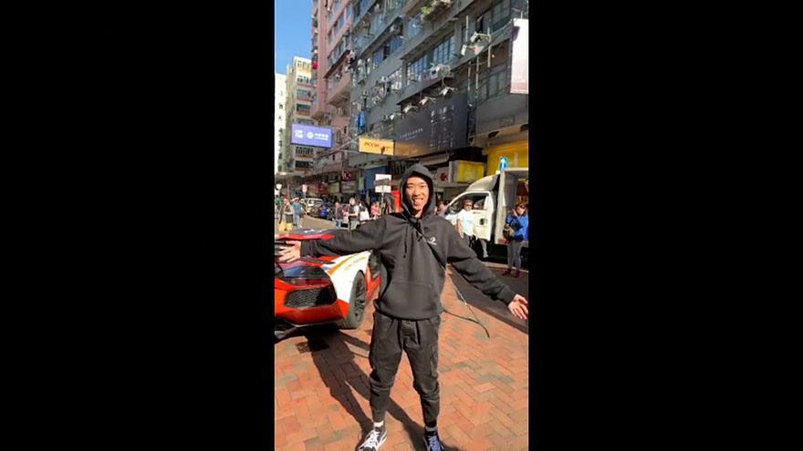 Hujan Uang Pecahan 100 Dollar Yang Menggegerkan Warga Hong Kong!