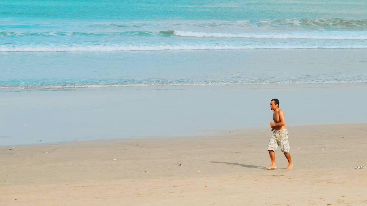 Pantai Kuta Biasanya Ramai, Pernah Ngerasain Pas Sepi Nggak?