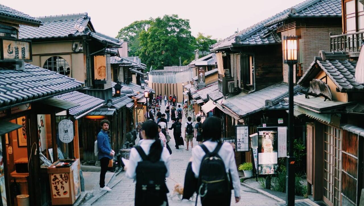 Alasan Mengapa Orang-orang Suka Banget Liburan ke Jepang