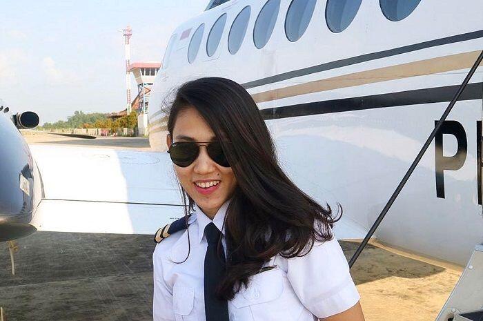 Wow! ATHIRA FARINA : Wanita Muda &quot;CANTIK&quot; Ini Ternyata Pilot Pesawat Pribadi Loh!