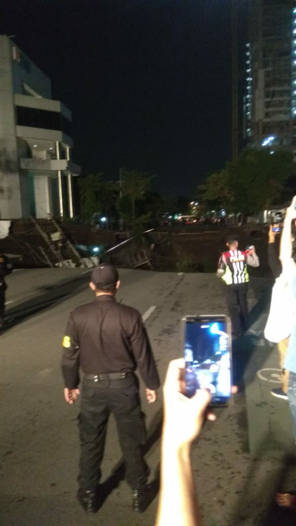 Jalan Ambless Raya Gubeng Surabaya..( SinkHole )