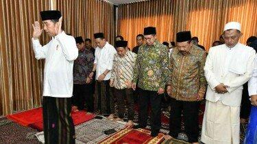 Jokowi Jadi Imam Salat Menteri hingga Ulama