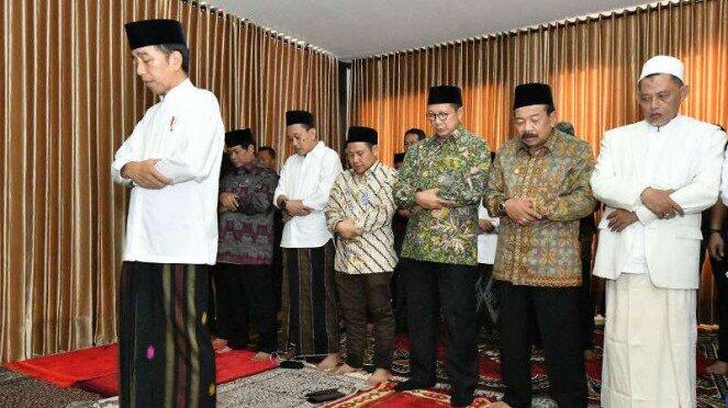 Jokowi Jadi Imam Salat Menteri hingga Ulama