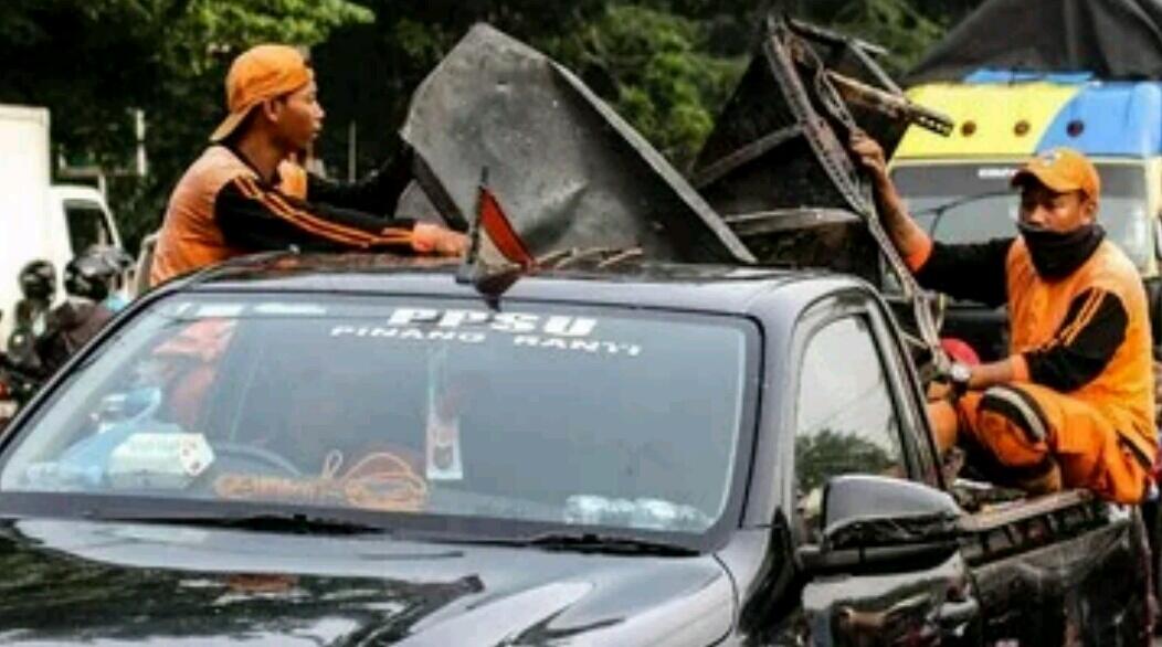 Mobil Derek Angkut 17 Kendaraan Ringsek di Mapolsek Ciracas