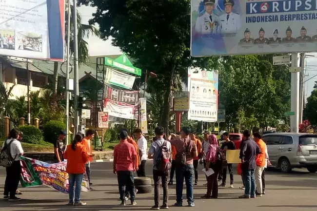 mahasiswa jambi tolak kedatangan presiden jokowi