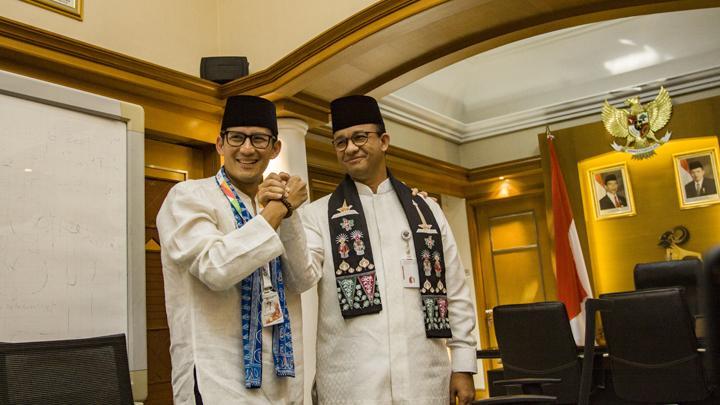 Kata Bawaslu soal Salam Dua Jari Anies Baswedan.