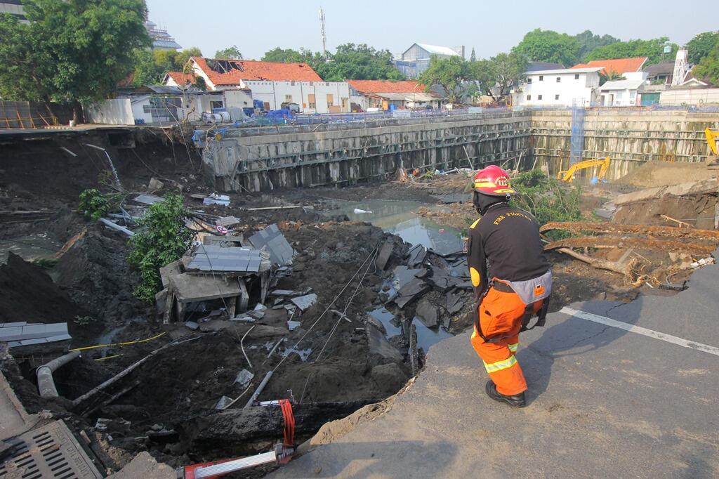 Membedakan Sinkhole dan Tanah Ambles