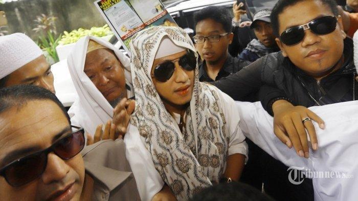 Habib Bahar bin Smith Ditahan di Polda Jabar, Para Santrinya Berduka
