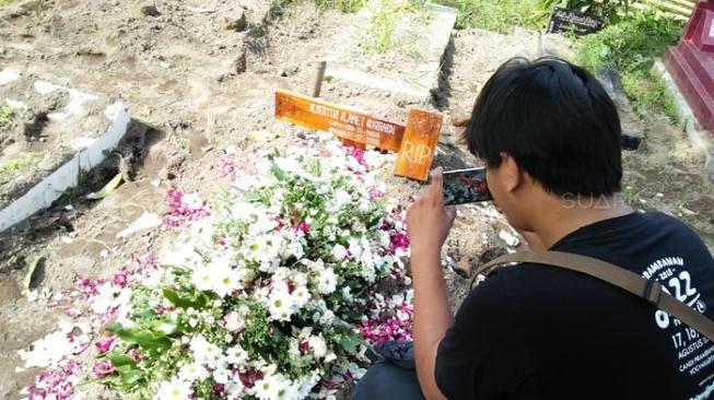  Keluarga Tak Boleh Doa, Salib di Makam Slamet Juga Digergaji Warga