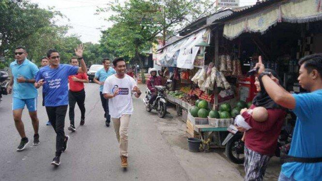 Sandi Foto-foto di Depan Spanduk Jokowi. NGAMUK & Disobek-sobek kah ???