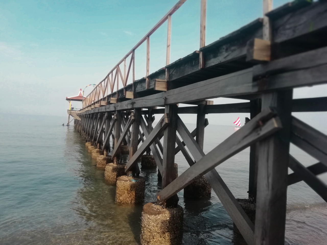 Wisata di Ujung Dermaga Pasir Putih