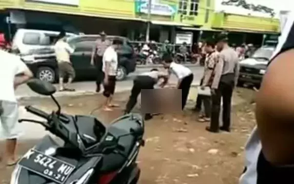 Viral Video Pasangan Homo Digerebek Polisi dalam Kondisi Bugil