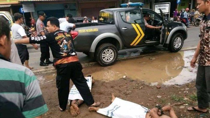 Dikira Gila, Dua Lelaki Bugil Saling Pelukan dalam Mobil Parkir di Depan Pasar Trangk