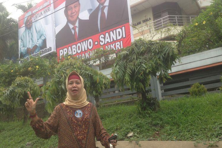 Viral, Emak-emak di Semarang Pasang Baliho Prabowo-Sandiaga di Depan Rumah