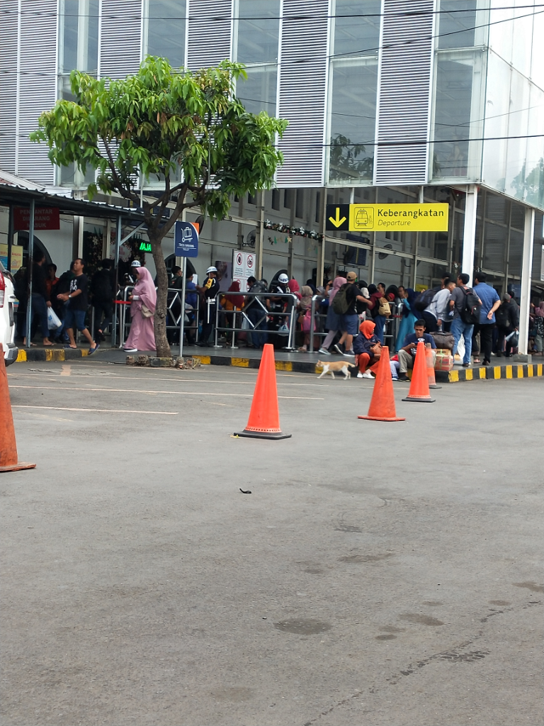Jelang Natal 2018, Stasiun Pasar Senen Masih Terlihat Lengang