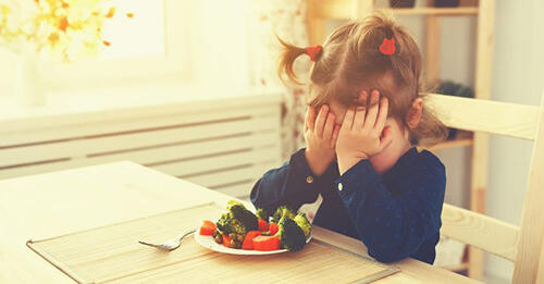 Alasan Jangan Membantu Anak Saat Malas Makan sendiri.