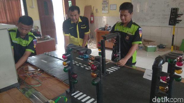Keren! Dua Pelajar Karawang Ciptakan Alat Deteksi Kemacetan