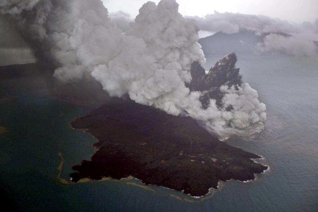 Jejak Longsor Gunung Anak Krakatau Terekam Citra Satelit