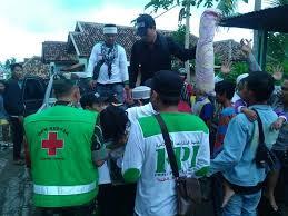 Relawan FPI Ikut Evakuasi Korban Tsunami Selat Sunda
