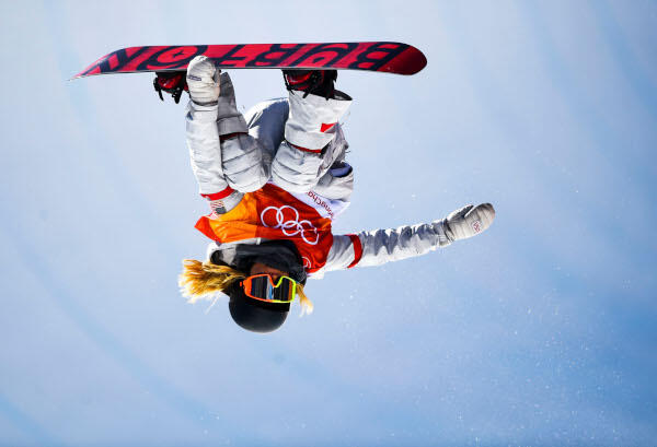 9 Stunt Snowboard yang Sukses Dieksekusi Para Atlet Cewek Cantik Ini